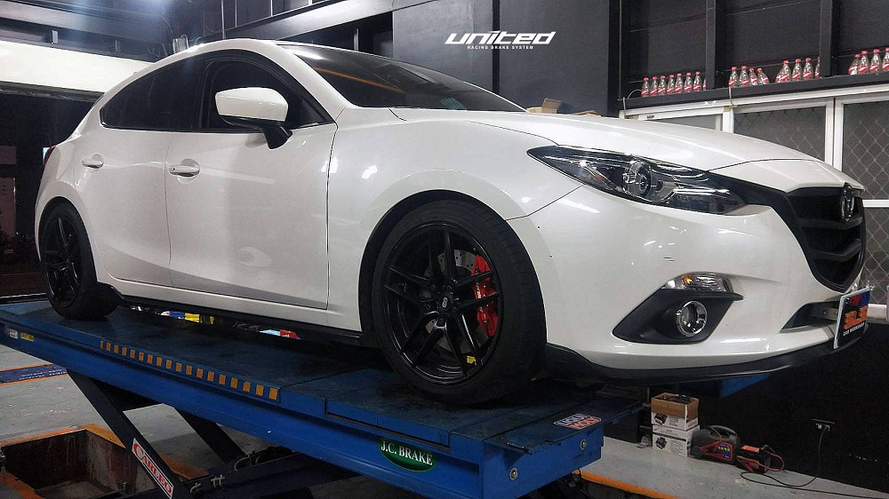 MAZDA3 安裝UNITED 前大四卡鉗+330mm一體單片式碟盤 | 聯結汽車有限公司 T&UNITED Racing.