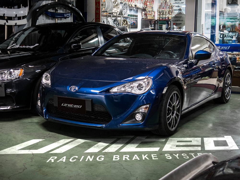 TOYOTA 86  安裝UNITED 前大四卡鉗(原漆) + 330mm前煞車盤 | 聯結汽車有限公司 T&UNITED Racing.